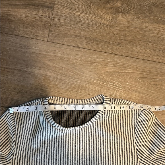 SHEIN Black and Cream Striped‎ Thick/Stretchy Top with Chunky sleeves Size M - Picture 4 of 4